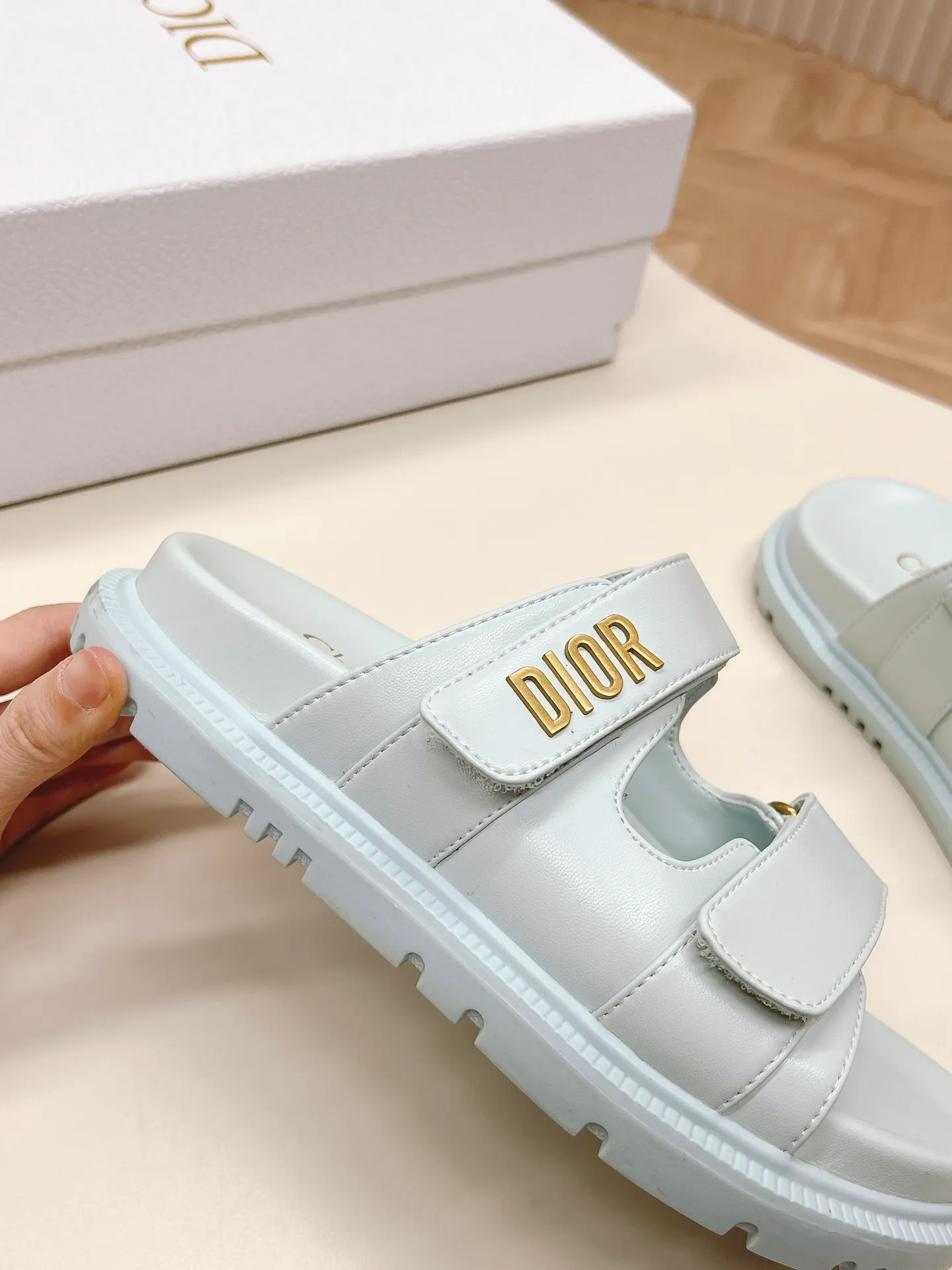 👟👟Ex-factory price 460👟👟 DIOR classic sandals This mixed sheepskin DiorAct sandal is fashionable. Paired with an insole that fits the shape of your foot, it's made of exceptionally lightweight and comfortable leather. The upper straps are fastened with Velcro and are decorated with a gold-finish metal "Dior" logo, which complements the style design. These sandals add a modern edge to any look.  🌟Fabric: Imported mixed sheepskin 🌟Lining: Imported sheepskin 🌟Outsole: TPU original outsole 🌟Code number: 35-42 (41 42 customized, non-returnable)